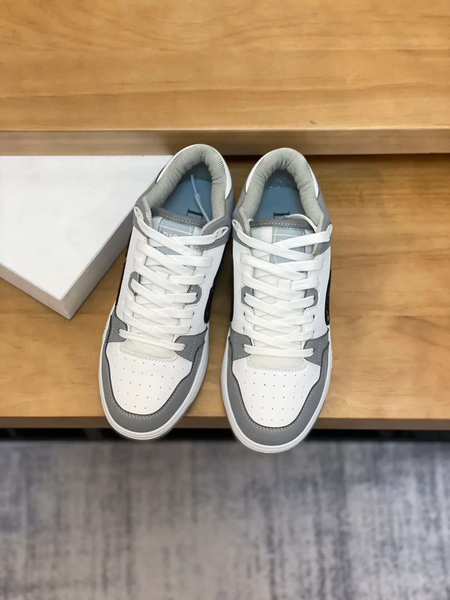 Men's shoes: 💰P440¥ Product trademark: Dior* "Dior*" high-top casual shoes Regular size: 38-44 (can be customized to 45.46) Product materials: Upper imported cowhide stitched with original fabric, breathable lining, original outsole. Number: 1006